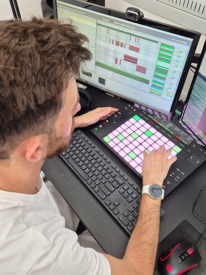 13uxz producing in the studio on Ableton